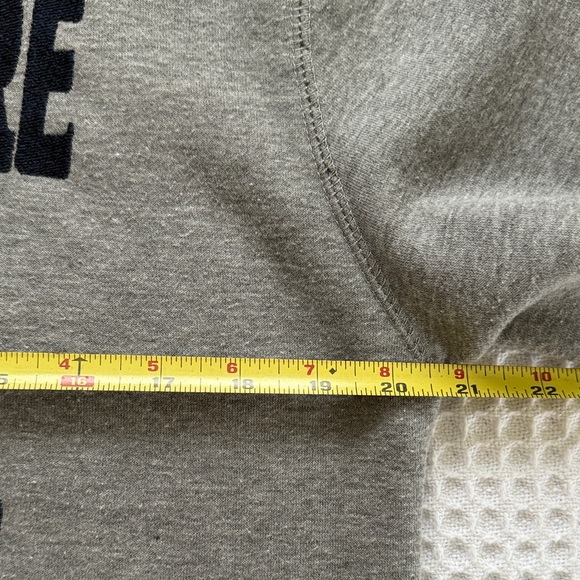 New Hampshire Wildcats Colosseum Arch & Logo Hoodie Heathered Gray EUC S - Picture 5 of 11